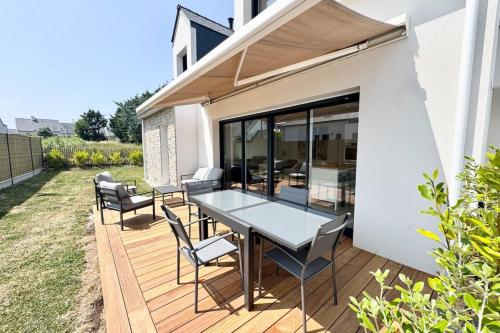 Μπαλκόνι ή βεράντα στο Jacuzzi privé & plage à pied Maison neuve