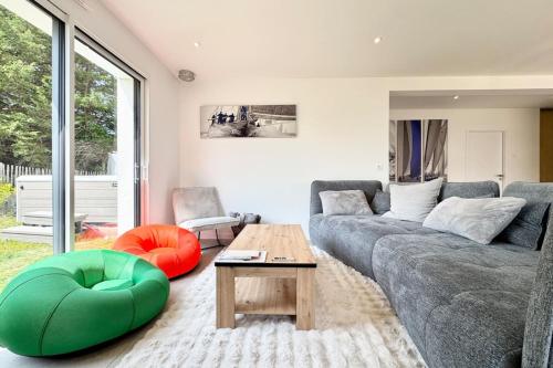 un salon avec un canapé et une table dans l'établissement Jacuzzi privé & plage à pied Maison neuve, à Saint-Pierre-Quiberon