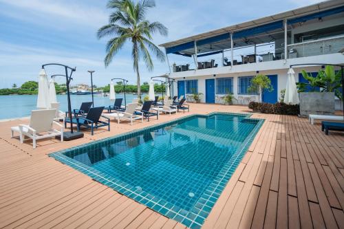 Bazén v ubytování Phuket Boat Quay Hotel Panwa Beach nebo v jeho okolí