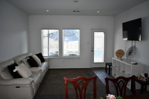 a living room with a couch and a table at Relitorin Sweet Home & Pool in Spring