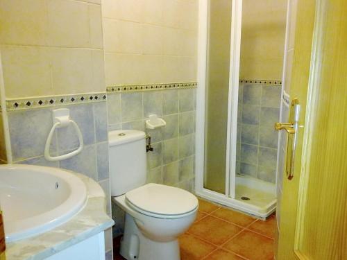 uma casa de banho com um WC, um lavatório e um chuveiro em Apartamentos Creoli em Ayamonte