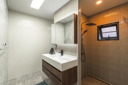Ban Bang KhuにあるV215 ChaoFah Oasis Private Pool & Garden Retreatの白い洗面台とシャワー付きのバスルーム