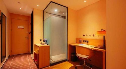 Ένα μπάνιο στο IU Hotel Zhengzhou Erqi Wanda Plaza Daxue Road Branch