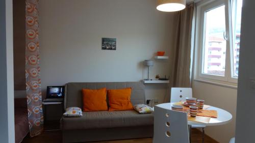 een woonkamer met een bank en een tafel bij Natalija Twister Apartment in Budva