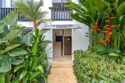 Κήπος έξω από το C215 Pool View 2BR and 200m to Beach Prime Location