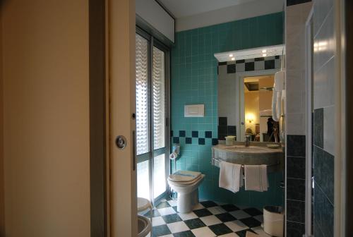 A bathroom at Hotel Montecarlo