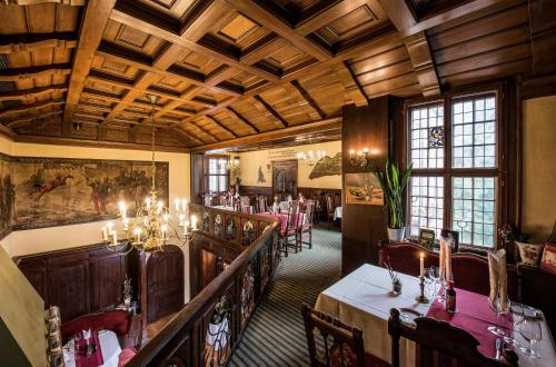 Un restaurante o sitio para comer en Hotel Kaiserhof Eisenach