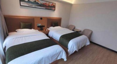Postel nebo postele na pokoji v ubytování Green Tree Inn Fuyang Funan County Tianzhu Square