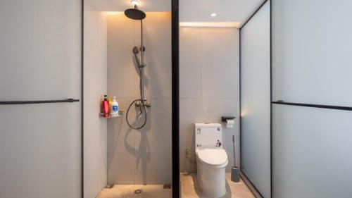 y baño con ducha y aseo. en Xingdu International Smart Hotel Changgang Subway Station Branch, en Guangzhou