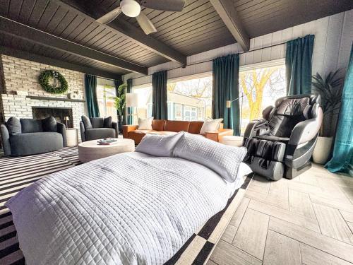 Χώρος καθιστικού στο Waterfront Home with Arcade, MassageChair, Firepit