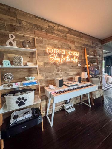 Χώρος καθιστικού στο Waterfront Home with Arcade, MassageChair, Firepit