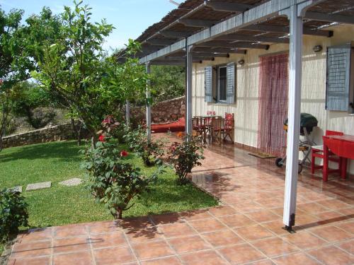 a porch of a house with a patio at Il Suo Paradiso in Dhavgáta