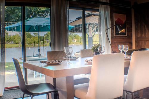 Φωτογραφία από το άλμπουμ του Waterfront Home with Arcade, MassageChair, Firepit σε Ρόκφορντ
