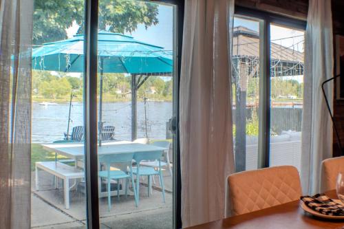 Μπαλκόνι ή βεράντα στο Waterfront Home with Arcade, MassageChair, Firepit