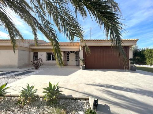 Villa de lujo al lado del mar, piscina, garaje wifi, AACC