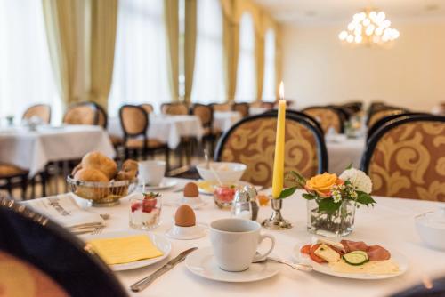 Comida en o cerca de este hotel