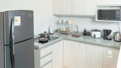 una cocina con refrigerador y encimera en Tranquility in the Dunes, en Ica