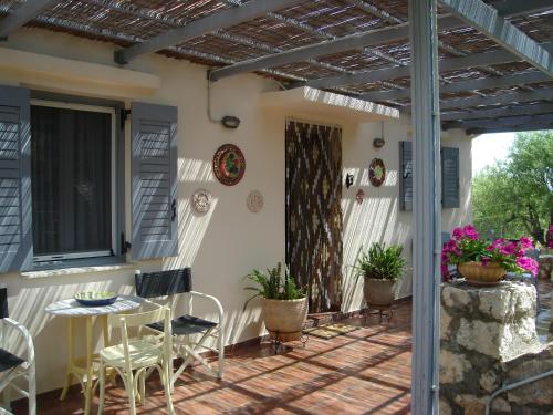 a patio with a table and chairs at Il Suo Paradiso in Dhavgáta