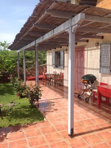 a pergola on a patio of a house at Il Suo Paradiso in Dhavgáta