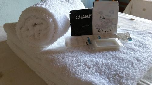 a roll of toilet paper and a box on a pile of sugar at Hotel Judería Valle del Jerte in Cabezuela del Valle