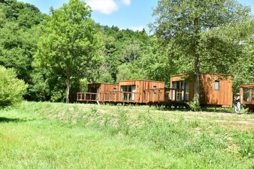 un gruppo di vagoni ferroviari fermi sui binari di Le Hameau de l'Ourthe Houffalize a Houffalize