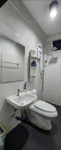 ein Badezimmer mit Toilette und Waschbecken in der Unterkunft Ber Ben House in Bang Su