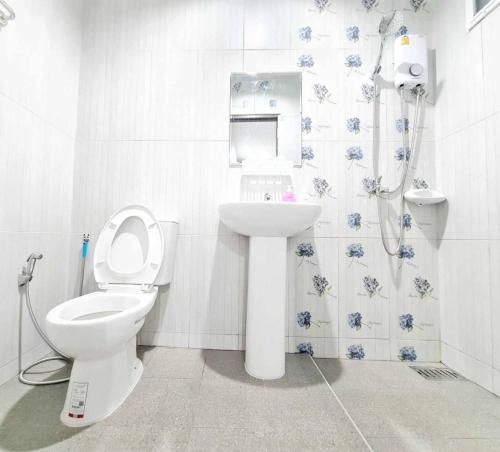 a bathroom with a toilet and a sink at Baan Punrak Homestay in Ban Nong Chaeng