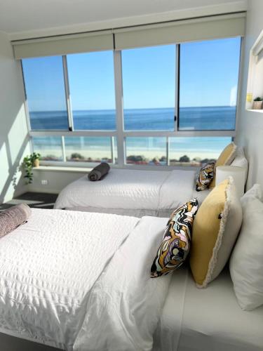Oceanview escape in beachside Glenelgにあるベッド
