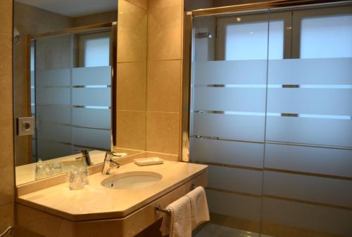 a bathroom with a sink and a mirror at Hotel Jarama in Zamora