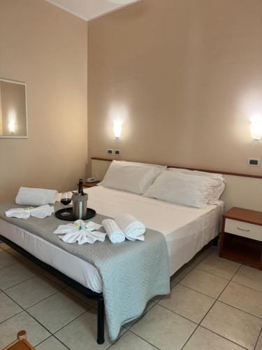 Ένα ή περισσότερα κρεβάτια σε δωμάτιο στο Blue Hotel