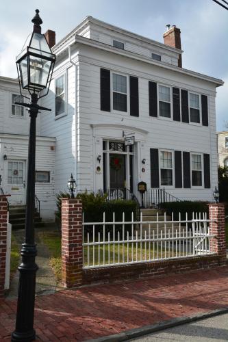 a street light in front of a white house at Historic Hill Inn in Newport