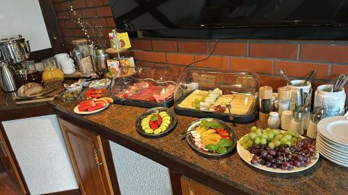 a kitchen counter with many plates of food on it at Möwennest in Zempin
