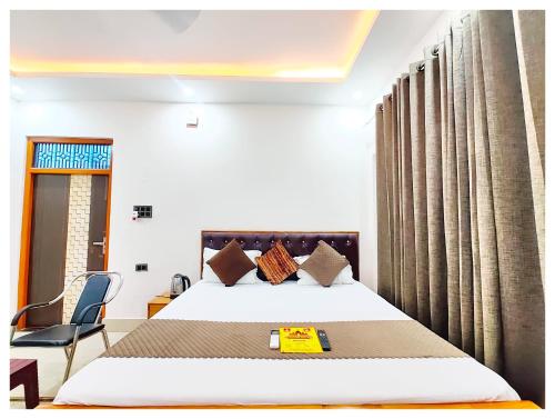 AyodhyaHOTEL SHREE MATESHWARI # PALACE Near Ramjanambhoomi - Shri Hanuman Garhi Mandir 800M & Ayodhya Dham Junction Railway Station - Fully Air Conditioning Rooms - Free Wifi & Parking Facilities - Excellent Customer Service的一间带床和椅子的酒店房间