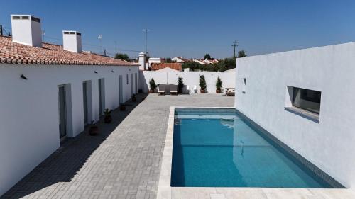a swimming pool in the courtyard of a house at Casas de Sao Miguel in Évora