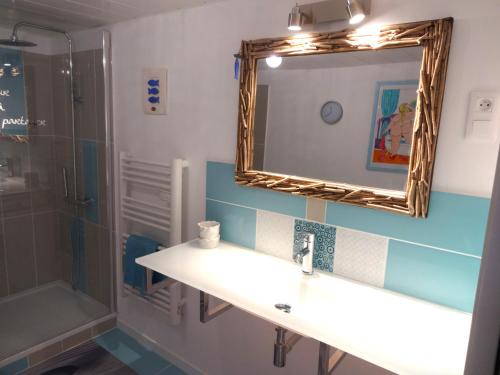 La salle de bains est pourvue d'un lavabo et d'un miroir. dans l'établissement La VILLA SANARY Coeur de Portissol - Parking privé- Prise recharge voiture, à Sanary-sur-Mer