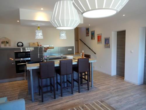 une cuisine avec une grande table et des chaises en bois dans l'établissement La VILLA SANARY Coeur de Portissol - Parking privé- Prise recharge voiture, à Sanary-sur-Mer