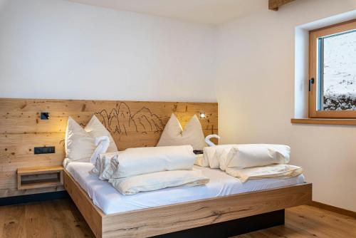 Ένα ή περισσότερα κρεβάτια σε δωμάτιο στο Planerhof Apartment Enzian