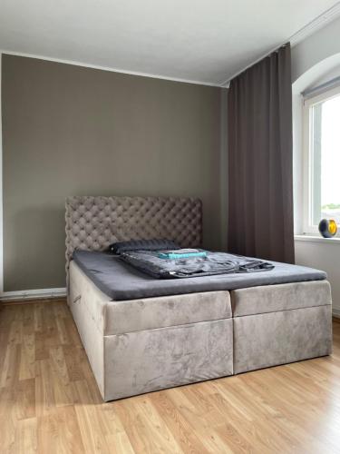 a large bed in a room with a mattress at Zuhause auf Zeit Ruhige Lage Parkplatz Wifi in Braunschweig