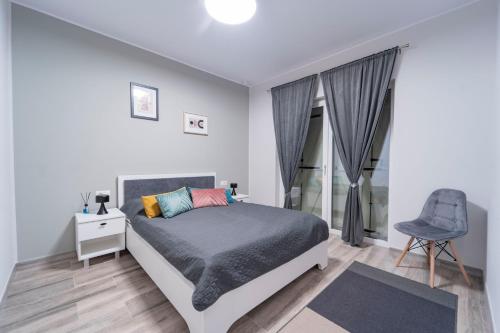 a bedroom with a bed and a chair at Casa Nordica in Poiana Uzului