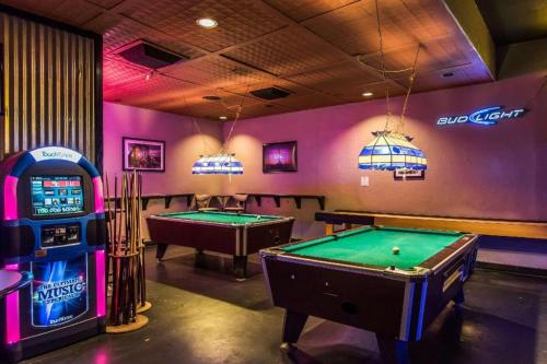 Biliár nebo kulečník v ubytování Quality Inn Duncan HWY 81