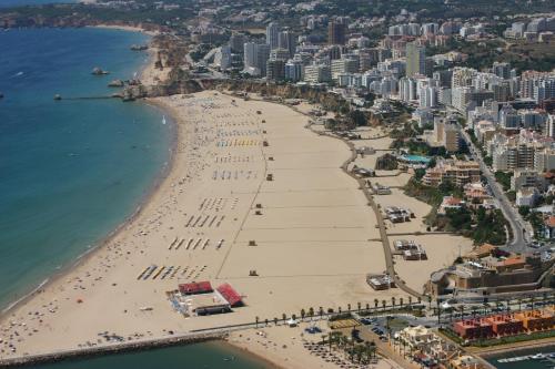 una vista aerea di una spiaggia con città di Apartamentos Turisticos Perola da Rocha a Portimão