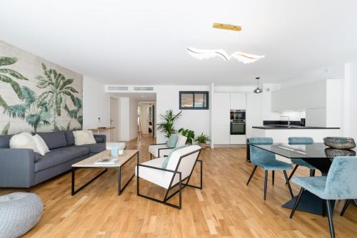 un salon avec un canapé et une table dans l'établissement Maxime By Terry's Homes, à Cannes