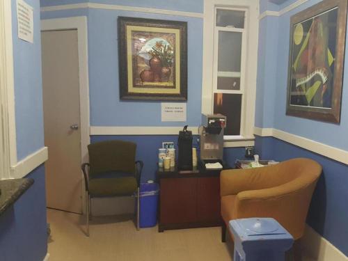 a waiting room with two chairs and blue walls at Desmond Hotel in San Francisco