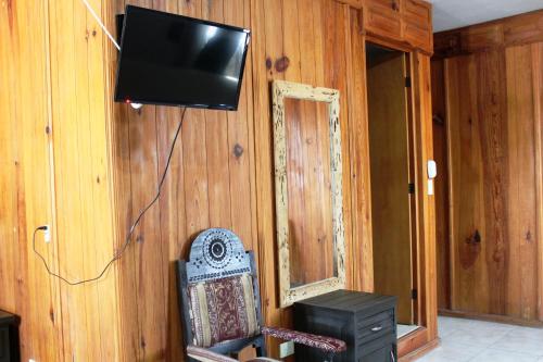 Una televisión o centro de entretenimiento en Hotel Vitorina