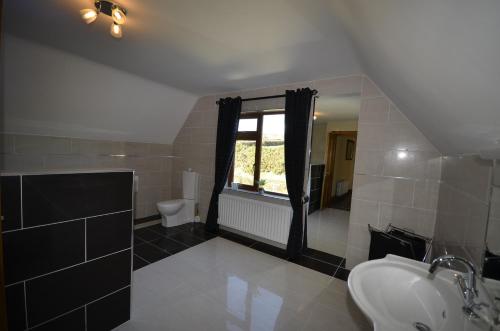 Salle de bains dans l'établissement Templeview Lodge