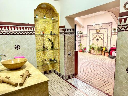 エッサウィラにあるDAR NOUR - Entire private house in the heart of the Medinaのバスルーム(シンク、カウンター付)