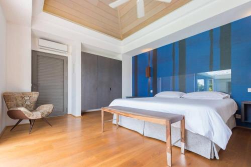 Ένα ή περισσότερα κρεβάτια σε δωμάτιο στο Regal Villa with Two Private Pools