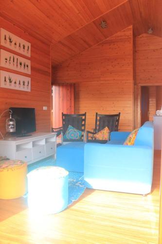 a room with a bed and chairs in it at Casa dos Manos in Furnas