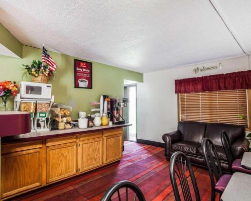a living room with a couch and a coffee shop at Econo Lodge Urbandale - Northwest Des Moines in Urbandale