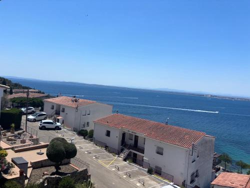 Appartement Roses 4 couchages, parking gratuit, bord de la plage, balcon, vue panoramique, serviettes de bain, linge de maison